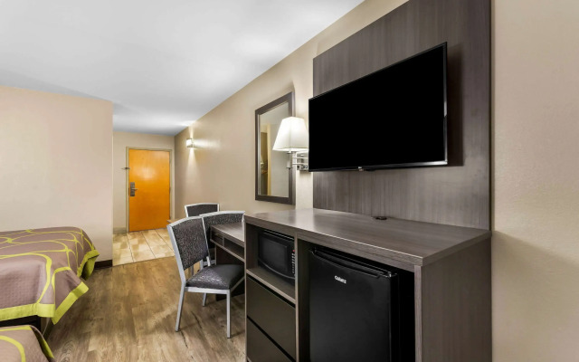 Super 8 by Wyndham Dickson