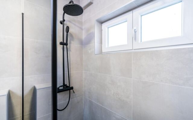 Beautiful Home in Molunat With Wifi and 8 Bedrooms