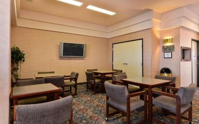 Econo Lodge Inn & Suites