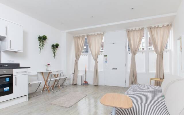 Bright 1BR Main Door, Festival, Apartment for 3