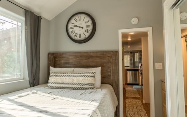 Das Tree Haus 1 Bedroom Home by NW Comfy Cabins by RedAwning