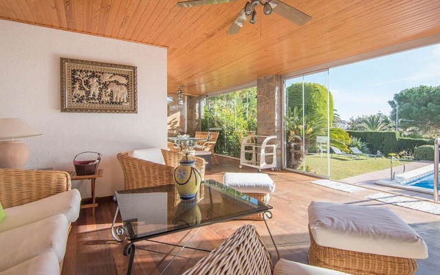 Gallery Villa 650M from the Beach (R81)