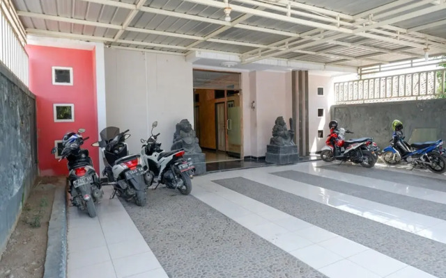 RedDoorz near GOR Wisanggeni
