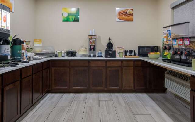 Quality Inn & Suites Roanoke - Fort Worth North