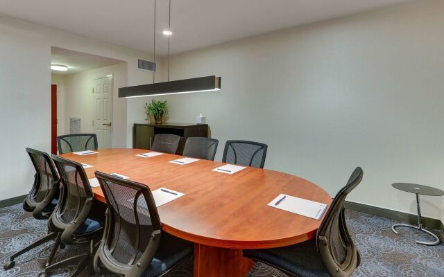 DoubleTree by Hilton St. Louis Forest Park