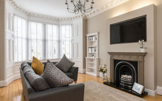 Sleek and Modern 2BR Home Near City Centre