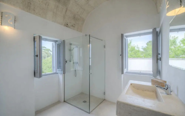 Trullo Grotta Cisternino by Typney