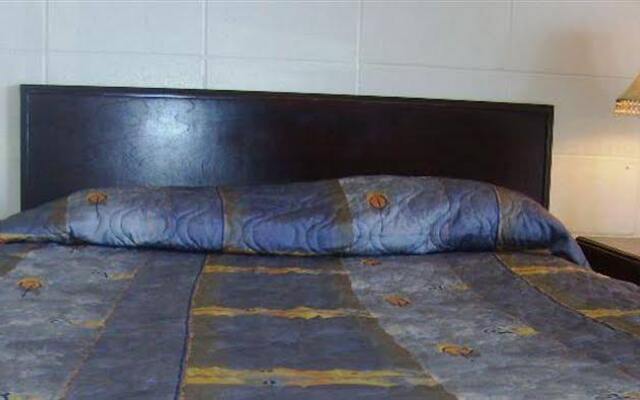 Queensway Court Motel