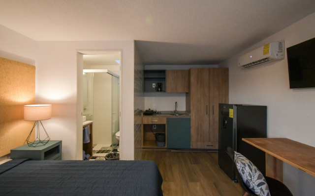 Expo Satelite 2750 Hotel & Suites