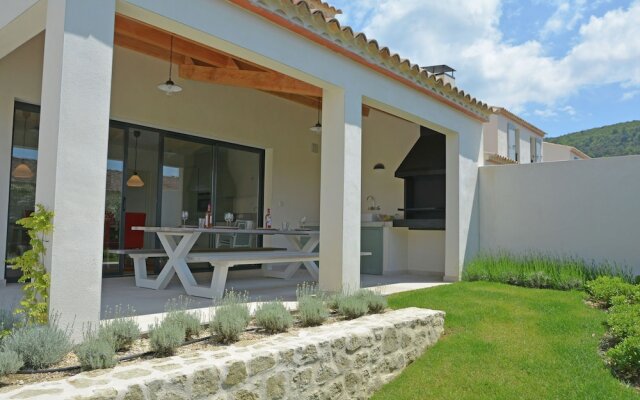 Wonderful Villa in Malaucène with Swimming Pool