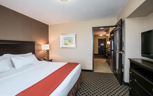 Holiday Inn Express & Suites Green Bay East, an IHG Hotel