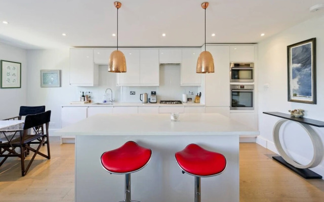 Bright 2-Bed Apartment in Fashionable Chelsea