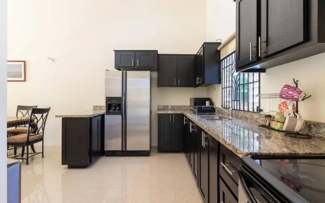 Private Pool Draxhall Gated Gym Tennis Full AC