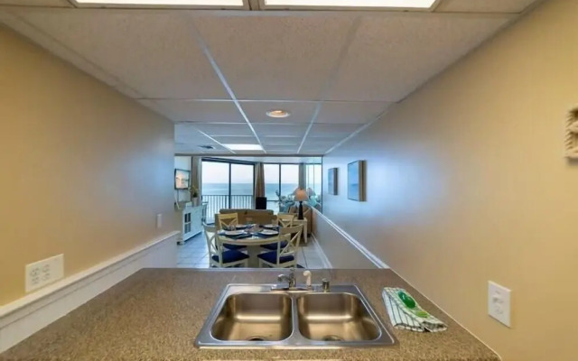 Leeward 403 at Edgewater