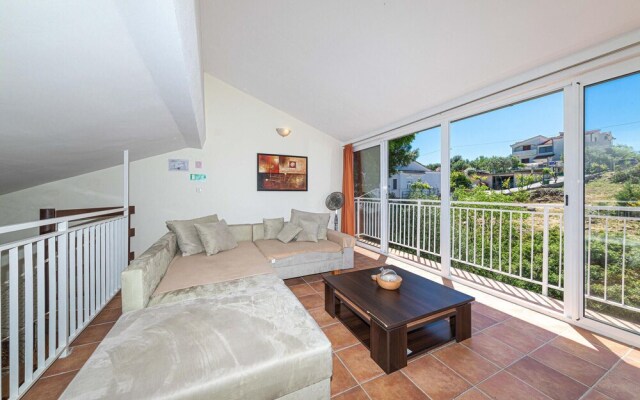 Awesome Home in Okrug Donji With 3 Bedrooms and Wifi