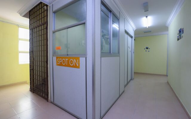 SPOT ON 89857 Azra Inn Rumah Tumpangan