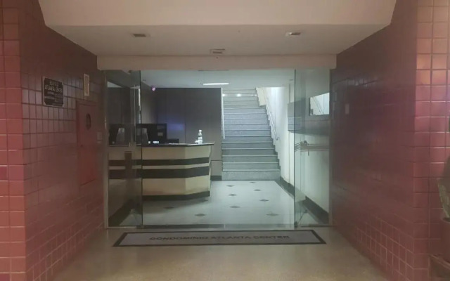 Descanse na rede da varanda sob as árvores.