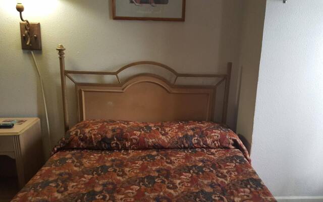 OYO Cameron Historic Hotel Brownsville I-69E