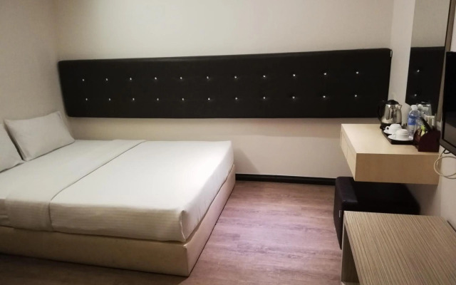 Ease Hotel