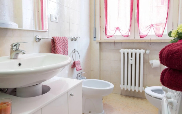 Parma Railway Station Apartment with Garage