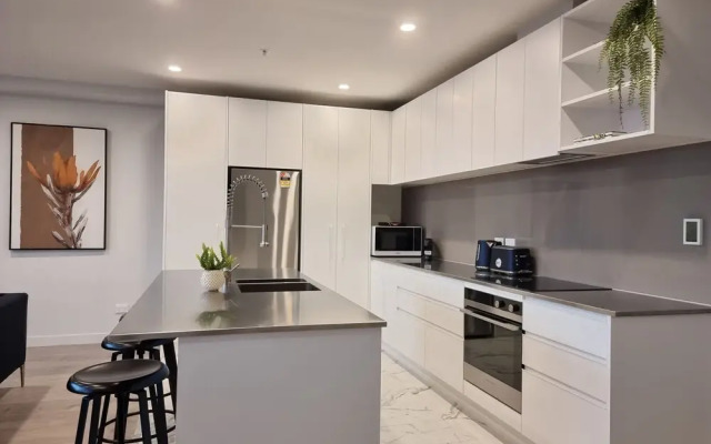 Luxe Apt w Harbour-Sunset Views -Parking