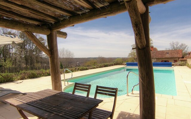 Marvelous Holiday Home in Issac With Swimming Pool