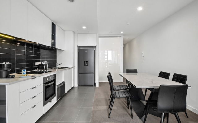 Modern 1 Bed Apartment With City Views