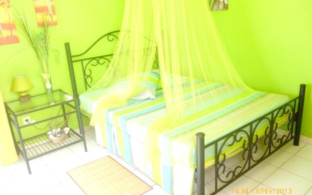 Studio in Marigot, With Wonderful sea View, Enclosed Garden and Wifi