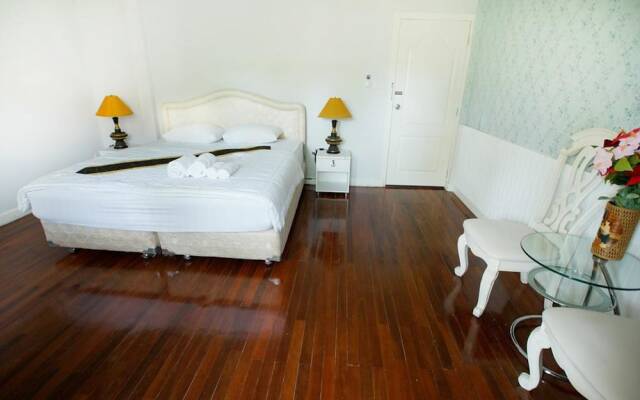 The Riviera Wongamat by Pattaya Holiday