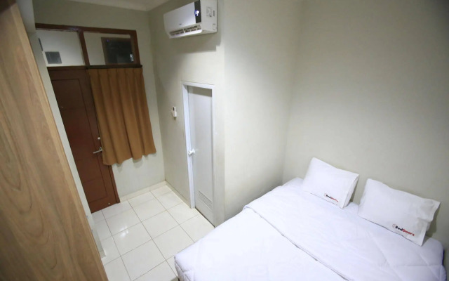 RedDoorz Karet Pedurenan