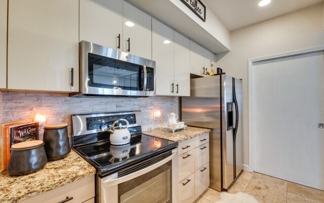 Luxury Atlanta Rental w/ Balcony: Near Buckhead!