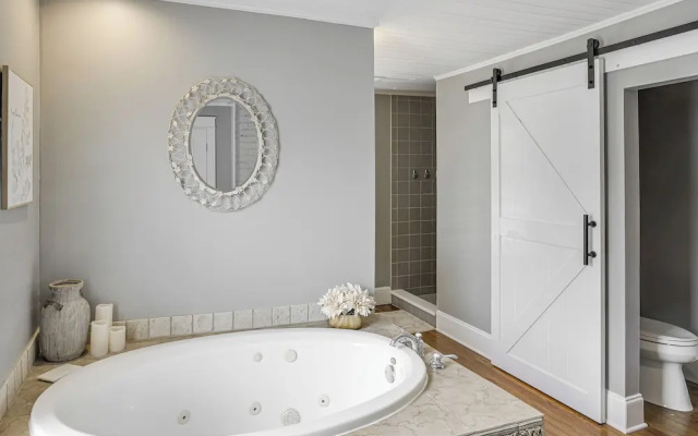 Lebanon Retreat: Decks, Fire Pit & Yard