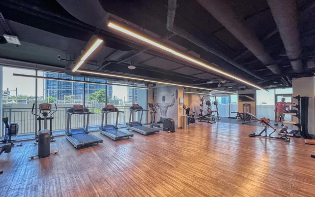 Bright 2BR in top Creek Rise Tower