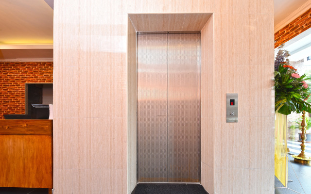 OYO 90572 J Hotel Masjid India