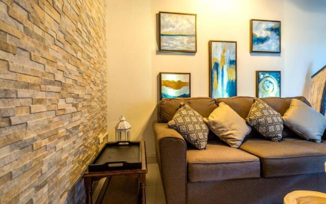 Apartment With Charming Patio+ BBQ Near Beach! Free Util's