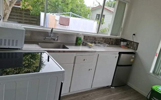 Small 2 bedroom flat 7a Rangiatea Road