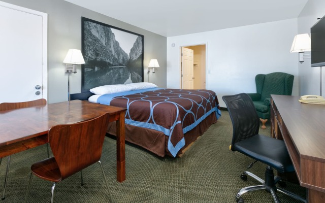 Super 8 By Wyndham Vernon