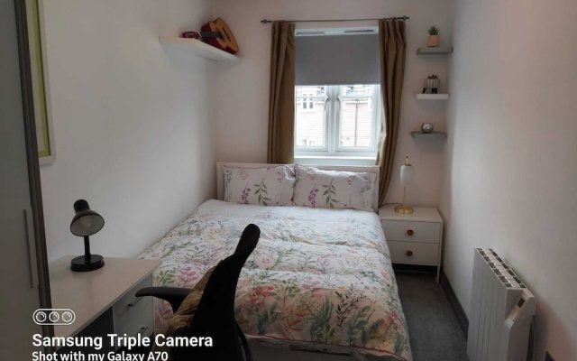 Stylish & Cosy 2 bed Flat With Parking & Bfast