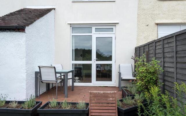 Cheerfull 3-bedroom Home With Parking Garden