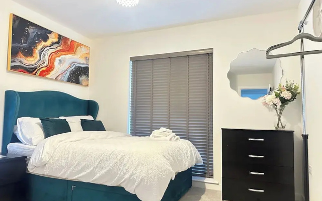 4 Bed House - Sleeps 8 - Pets - Parking - Wifi