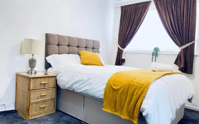 Mayfair Place - Cosy 3 Bedroom House with Free Parking