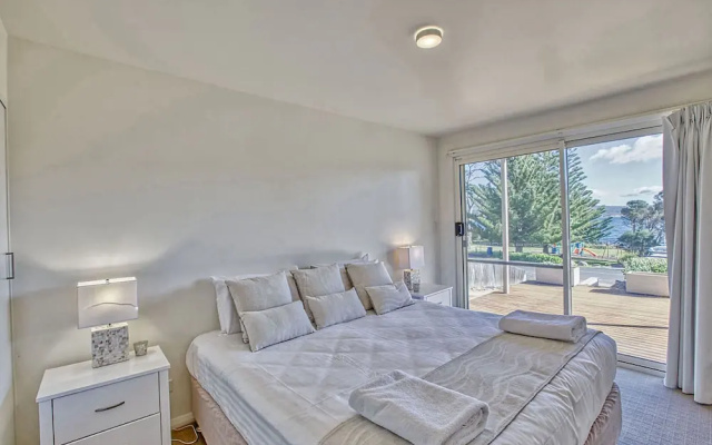 Quarterdeck Apartment – Guest Rooms – Binalong Bay