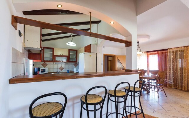 Nice Home in Liznjan With Wifi and 6 Bedrooms