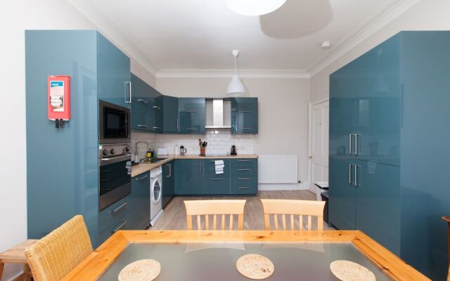 Traditional 3 Bedroom Apartment in Central Edinburgh