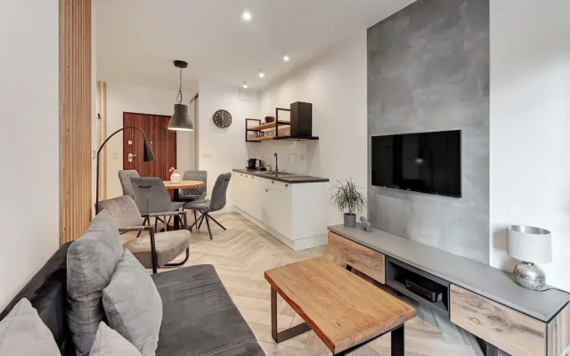 Aura III & Parking by Downtown Apartments