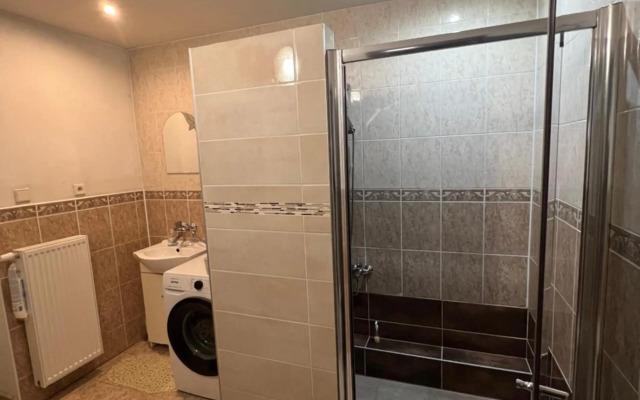 Priestranný dom v tichej časti mesta Levice.