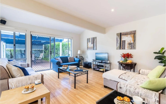 Sea Whispers 1 17 Whitesands Road Just a short stroll to the beach – Guest Rooms – Fingal Bay