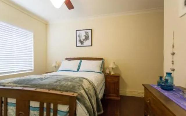 Quiet Court Location - Sleeps Up To 8 People