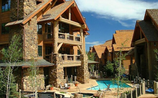 Bearpaw D1 4 Bedroom Condo by RedAwning