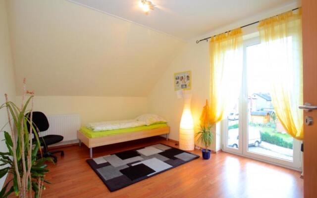 4526 Private Single Rooms